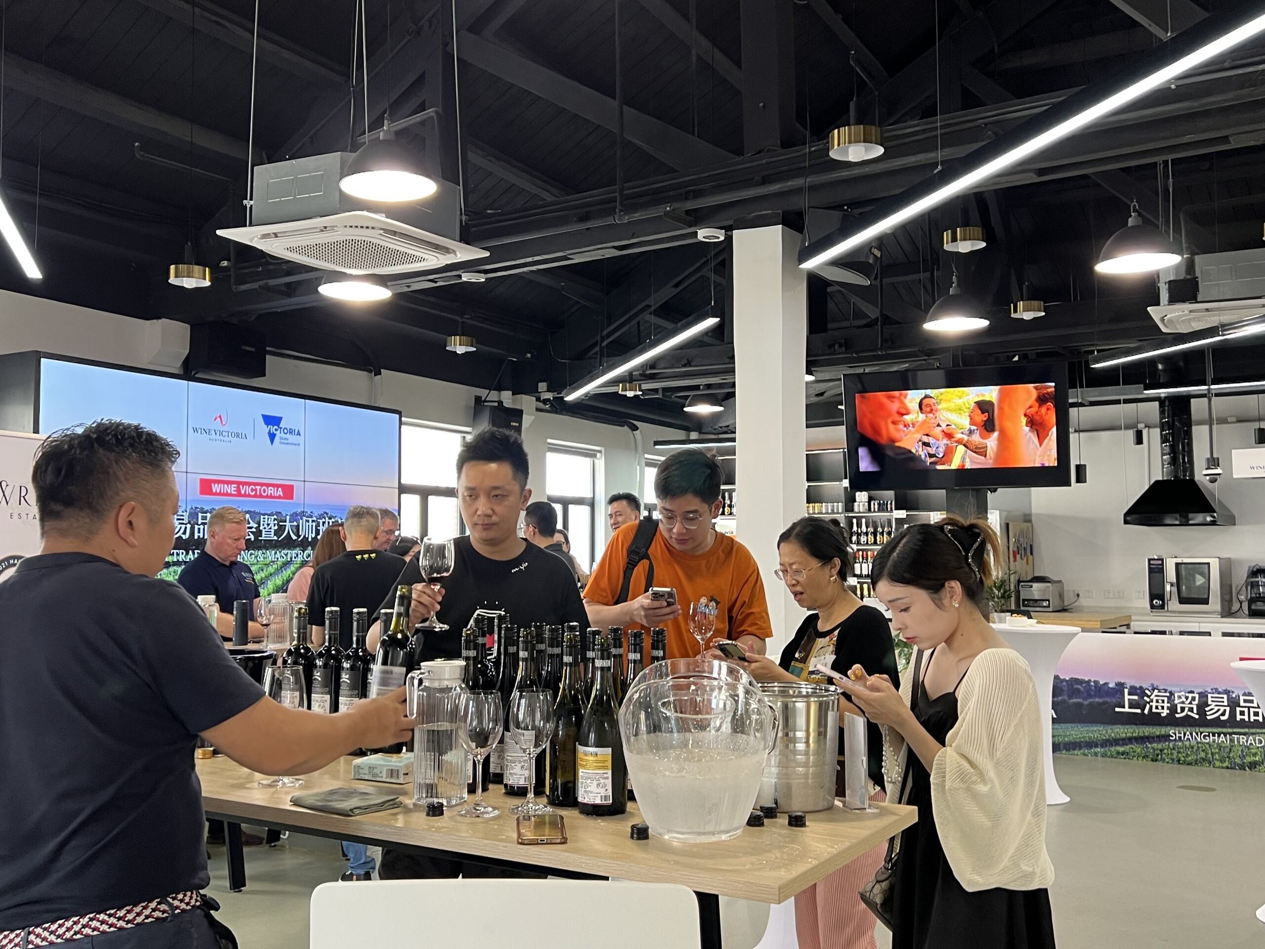 Wine Victoria Shanghai trade tasting crowd